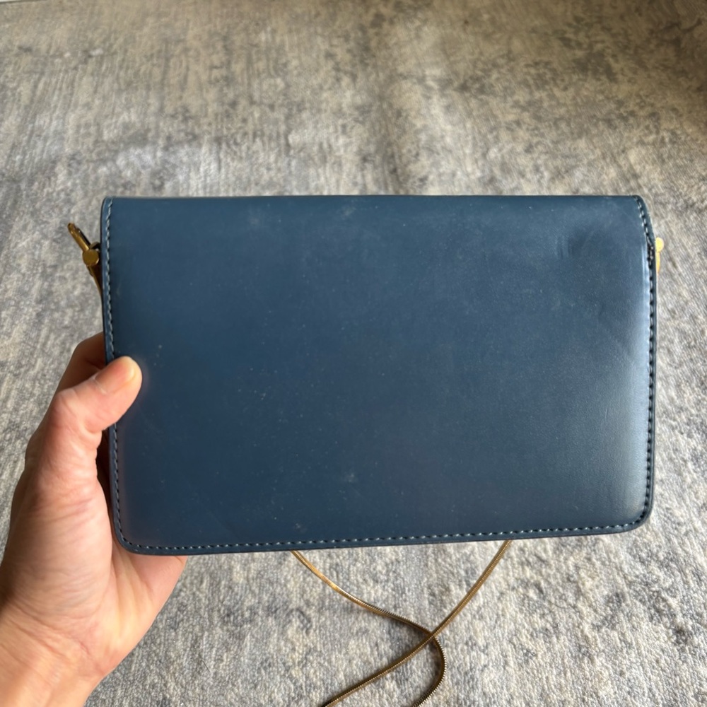 CHARLES & KEITHBasic Front-Flap Clutch
Pre-Owned - Picture 3 of 10